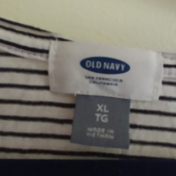 Woman's Top 2/5.00 - Picture 2 of 2